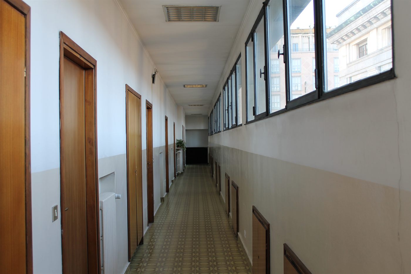 Corridoio luminoso con grandi finestre