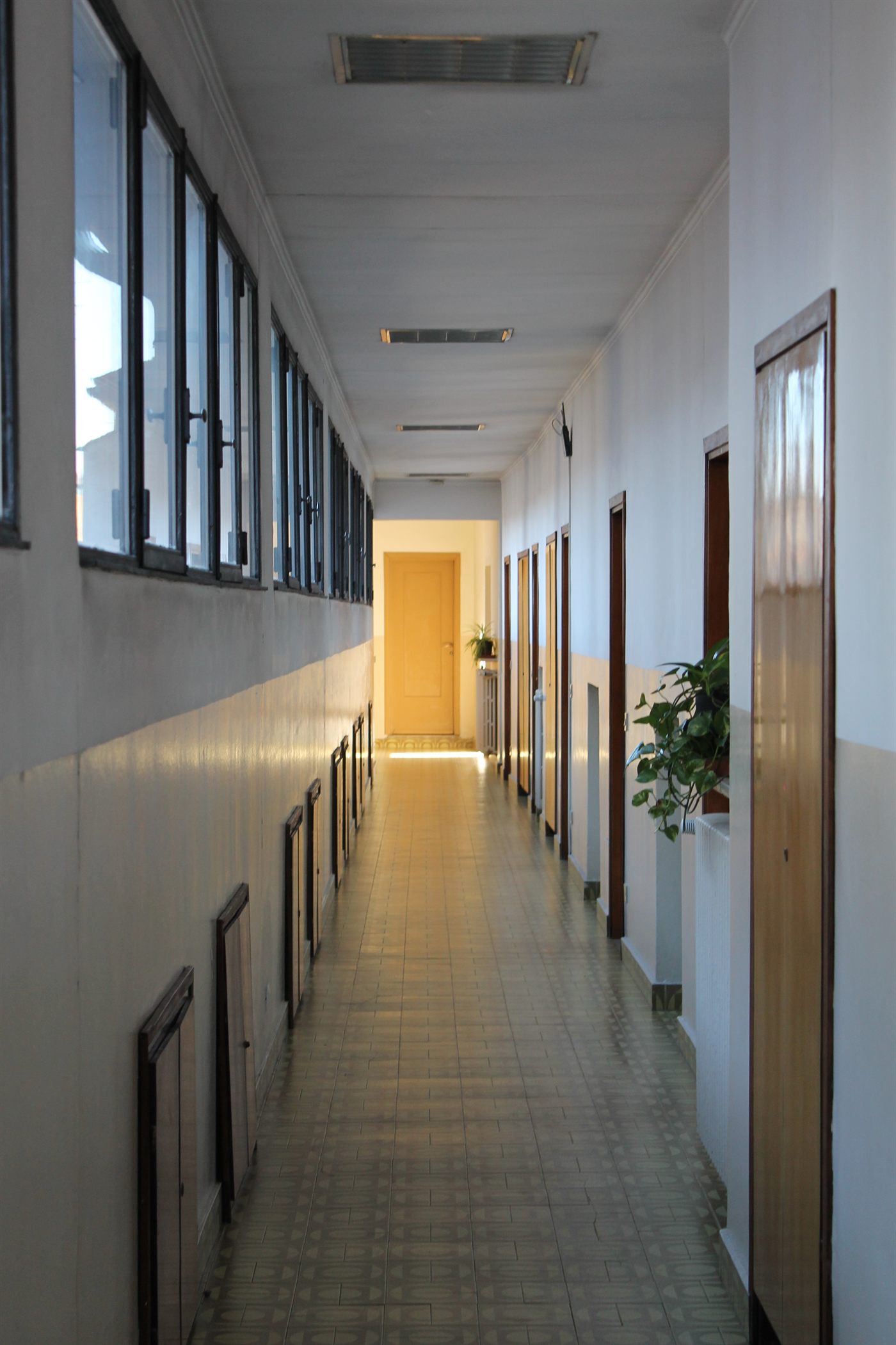 Corridoio interno con porta gialla