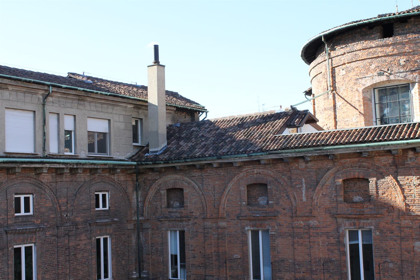 Cortile interno e facciata in mattoni