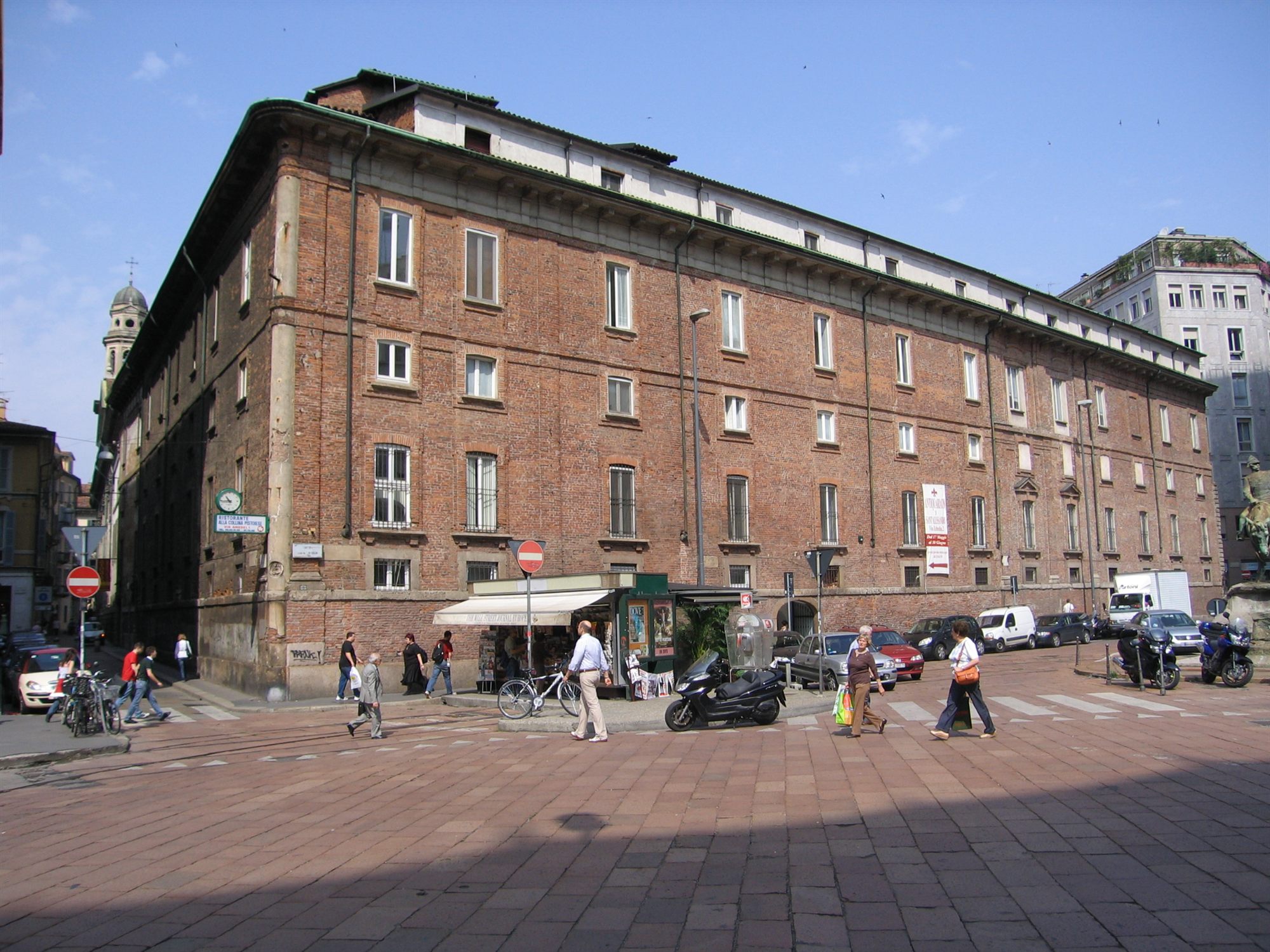 La facciata storica del Collegio in Piazza Missori a Milano
