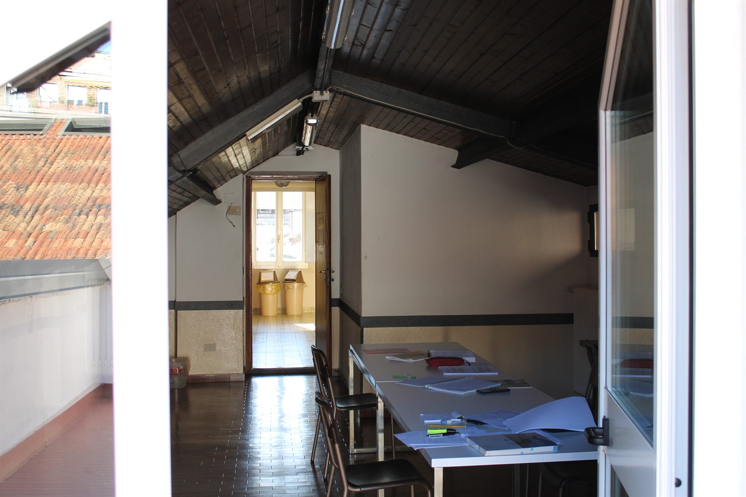 Sala studio sotto il tetto in legno